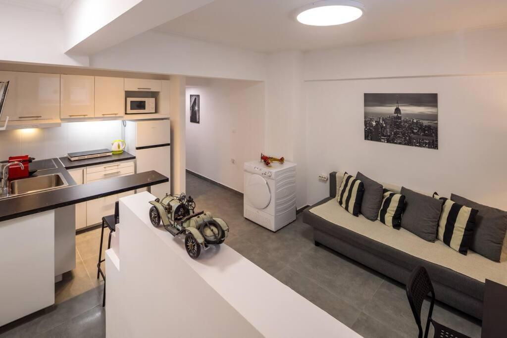 Hilton Area Brand New Comfortable Apartment Athens Exterior photo