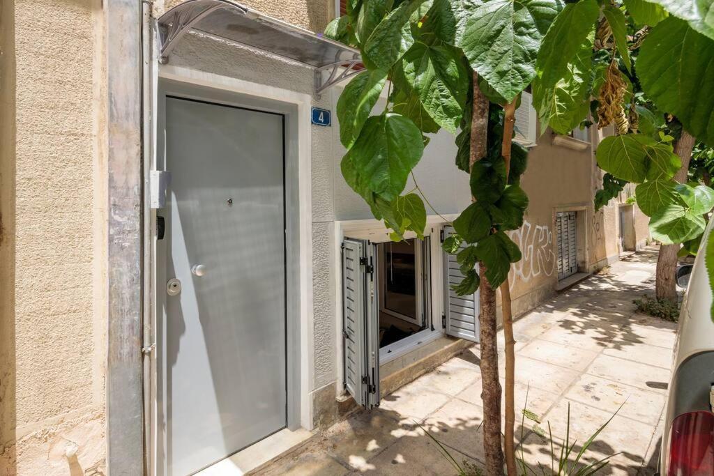 Hilton Area Brand New Comfortable Apartment Athens Exterior photo